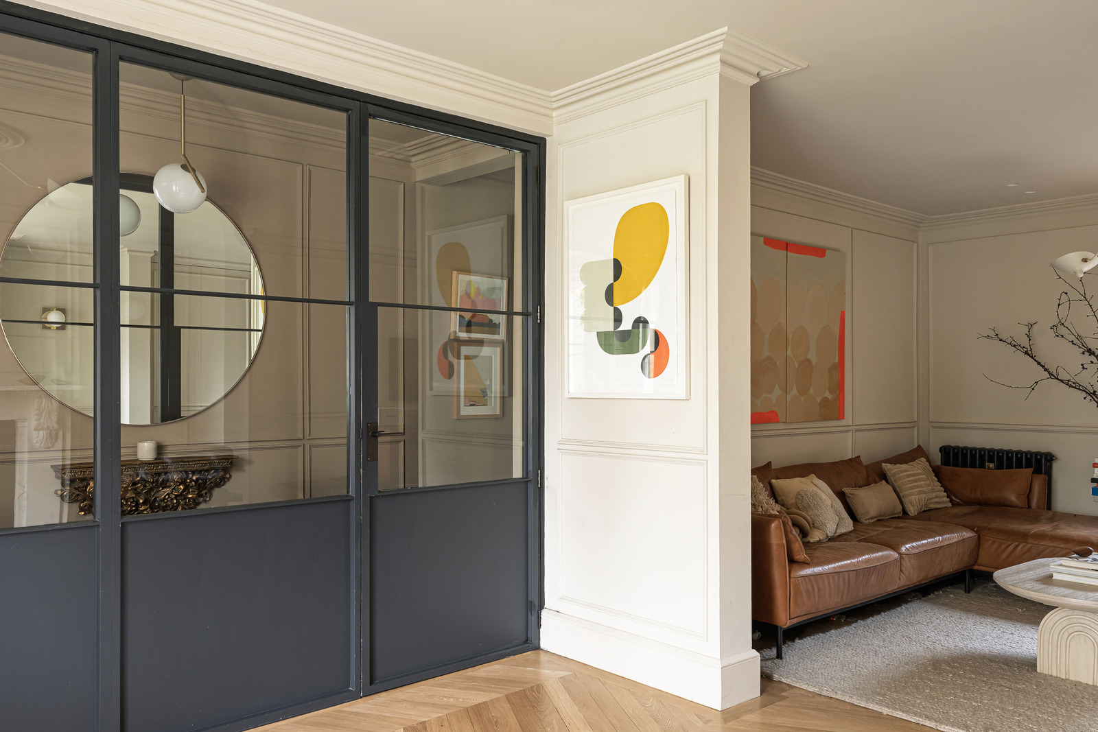 salon canapé cuir fauve décoration contemporaine dans maison accolée familiale rénovée en Angleterre salon canapé cuir fauve décoration contemporaine dans maison accolée familiale rénovée en Angleterre