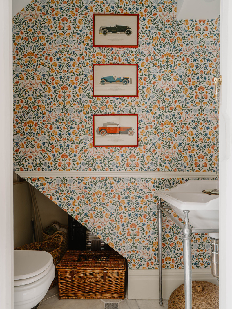 toilettes wc papier peint floral deux-pièces 44m2 Londres décoration rustique chic toilettes wc papier peint floral deux-pièces 44m2 Londres décoration rustique chic