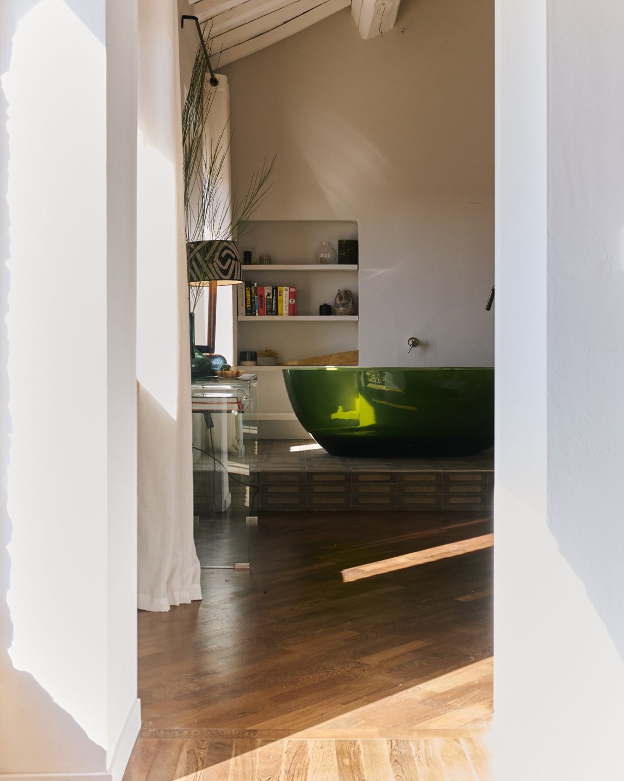 chambre avec baignoire transparente verte maison ancienne rénovée Italie Villa Mamo