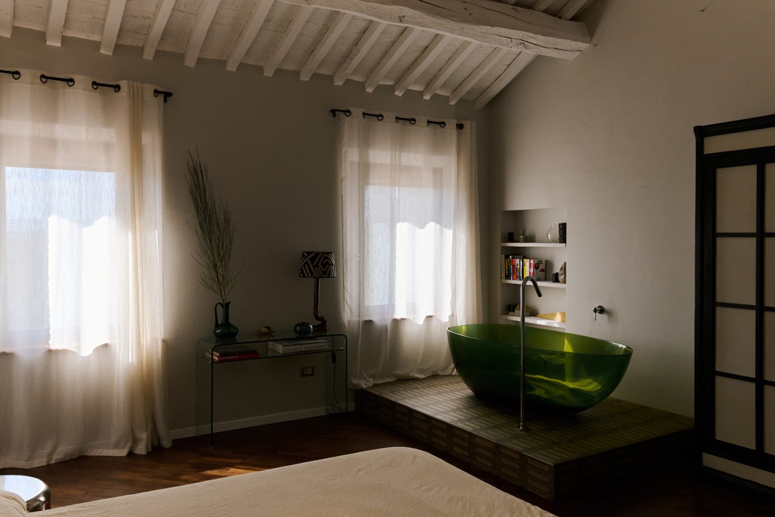 chambre avec baignoire transparente verte maison ancienne rénovée Italie Villa Mamo