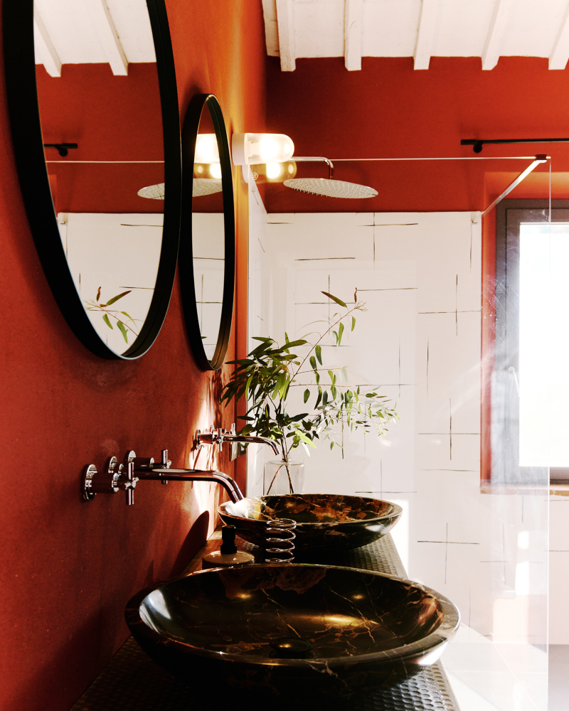 salle de bain mur rouge maison ancienne rénovée Italie Villa Mamo