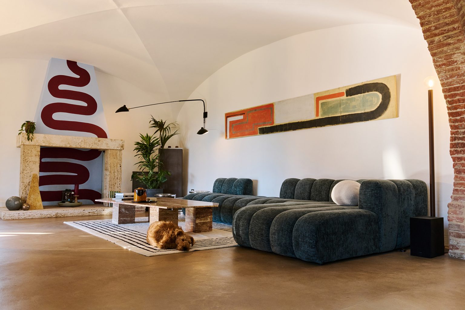 salon avec cheminée décoration design maison ancienne rénovée Italie Villa Mamo