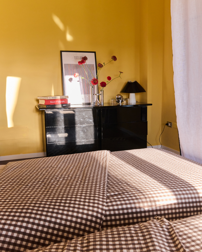 chambre murs jaunes décoration design et vintage années 60 maison ancienne rénovée Italie Villa Mamo