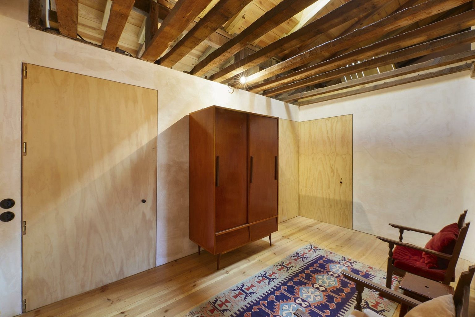 entrée avec poutres appartement rénové Portugal