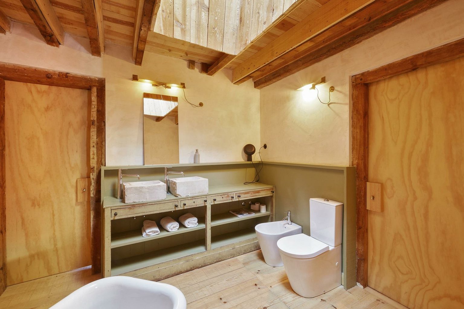 salle de bain avec poutres appartement rénové Portugal