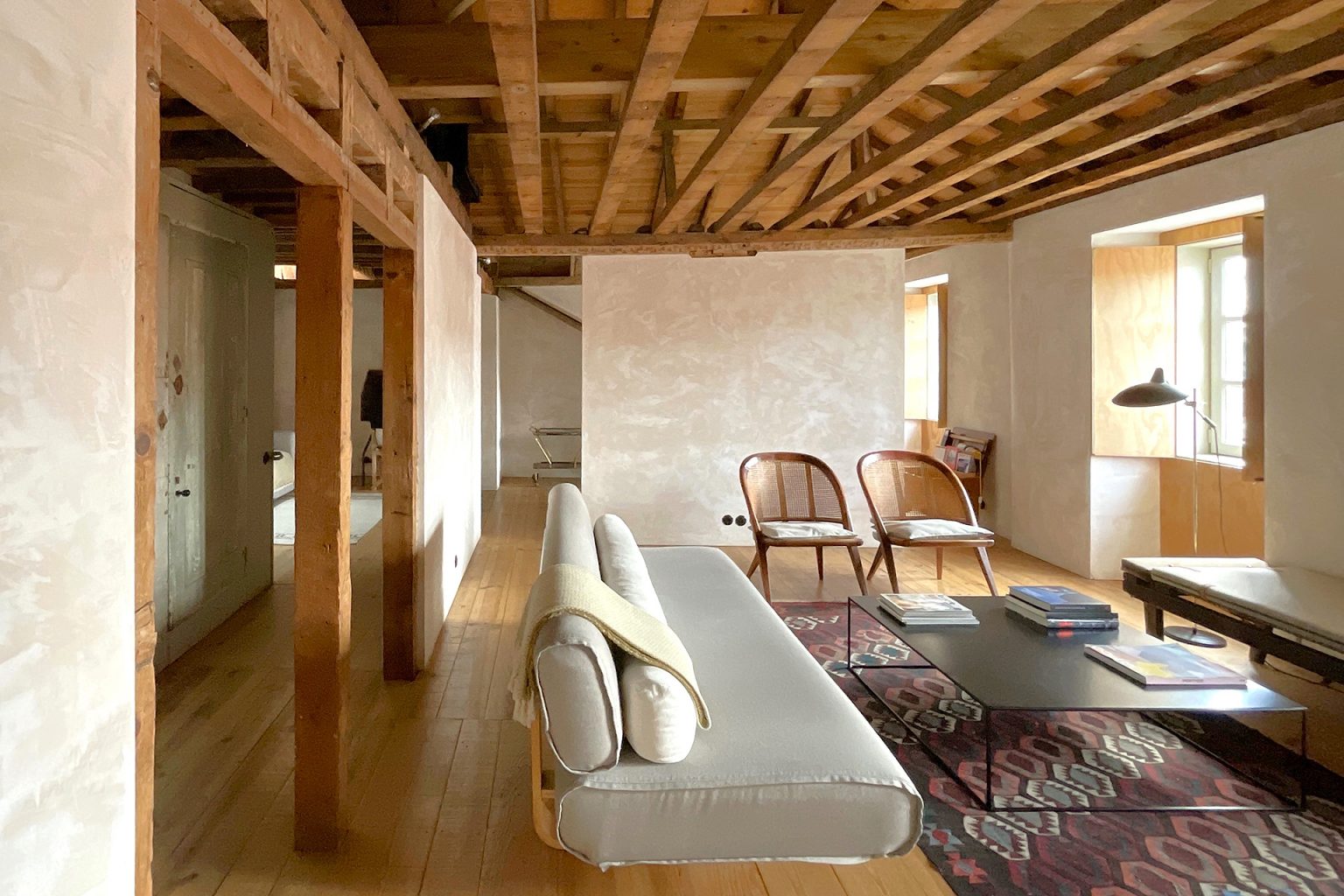 salon décoration contemporaine avec poutres appartement rénové Portugal