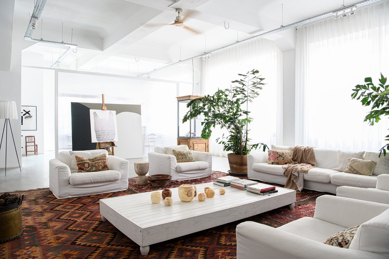 salon canapé blanc tapis kilim décoration contemporaine