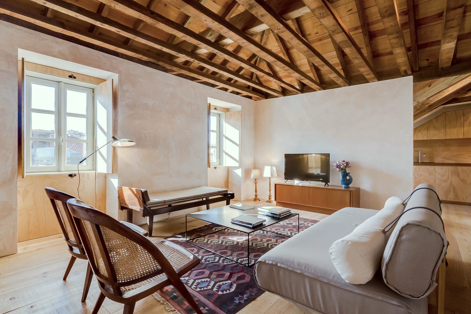 salon décoration contemporaine avec poutres appartement rénové Portugal