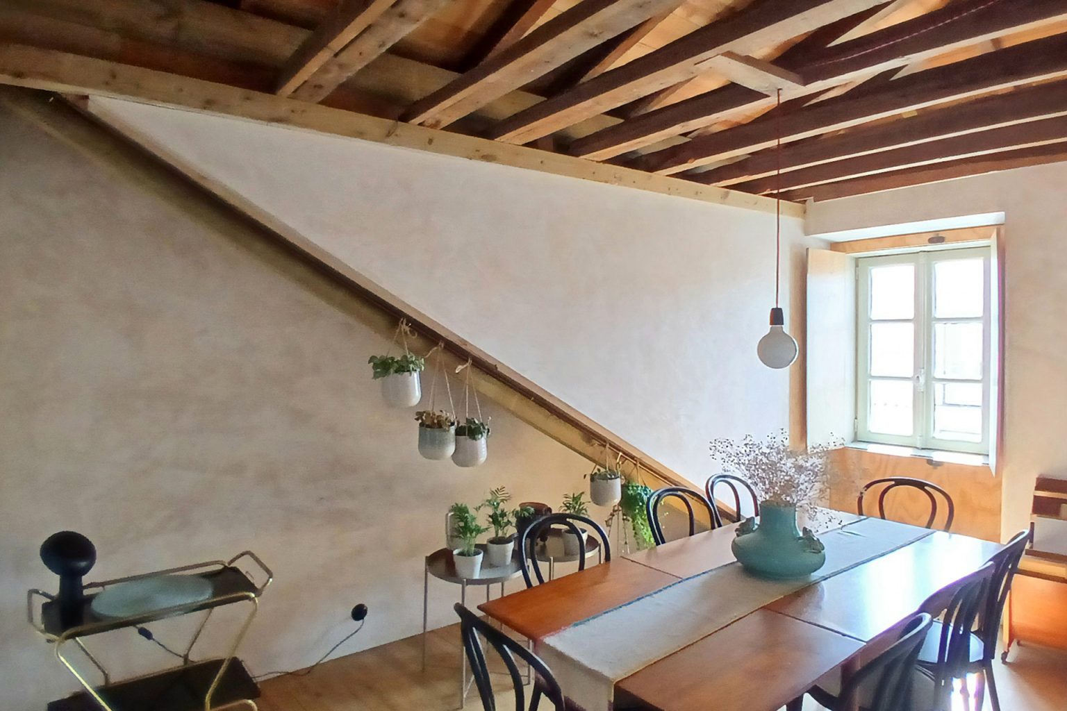 salle à manger avec poutres appartement rénové Portugal