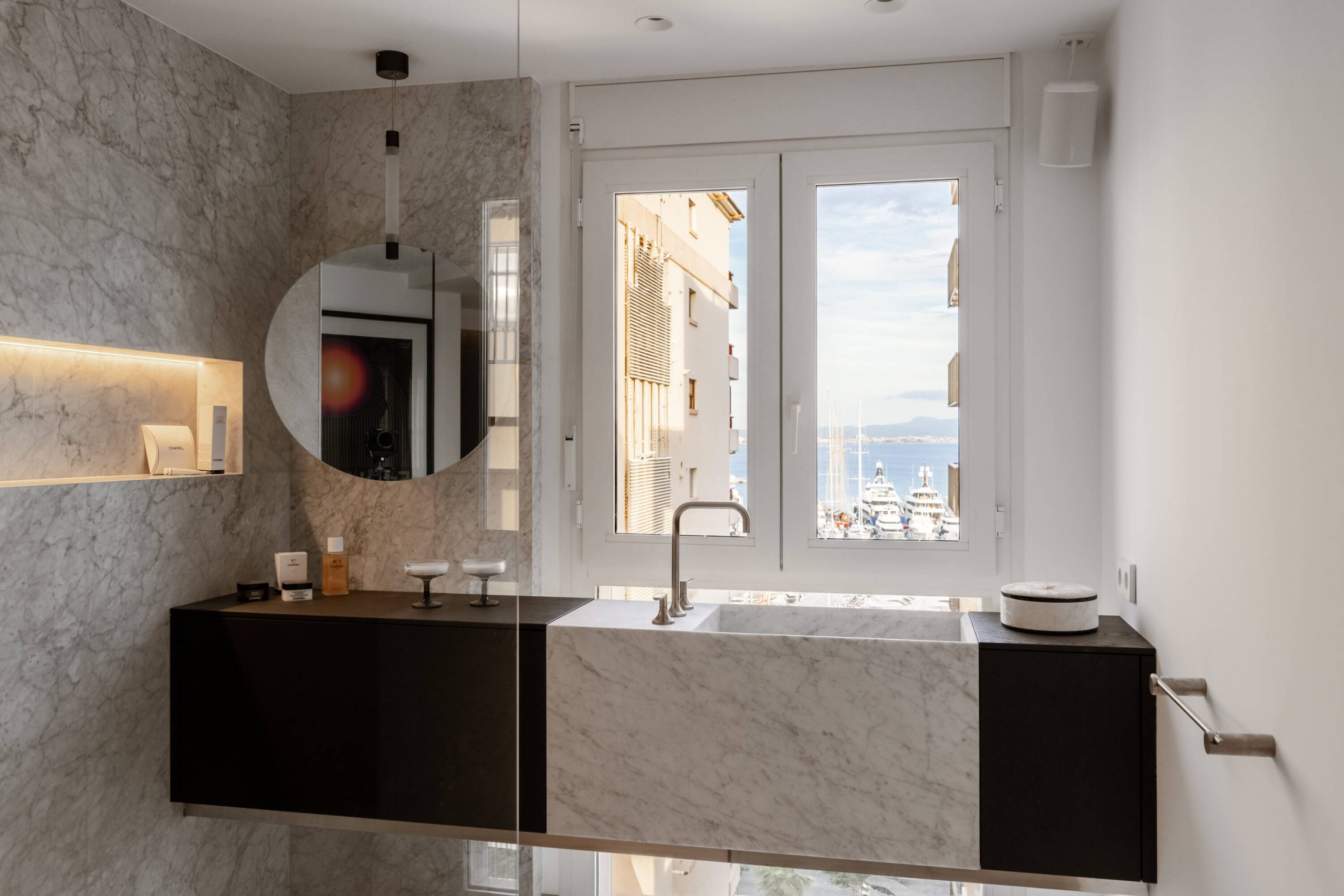 salle de bain marbre décoration contemporaine avec fenêtre vue mer salle de bain marbre décoration contemporaine avec fenêtre vue mer