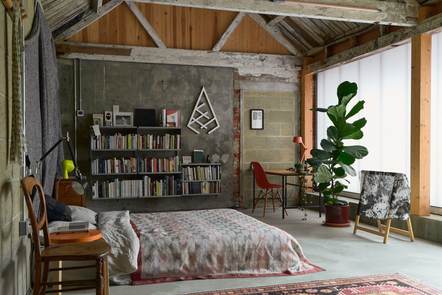 chambre décoration vintage grange rénovée en maison architecte The Old Byre Ile de Wight