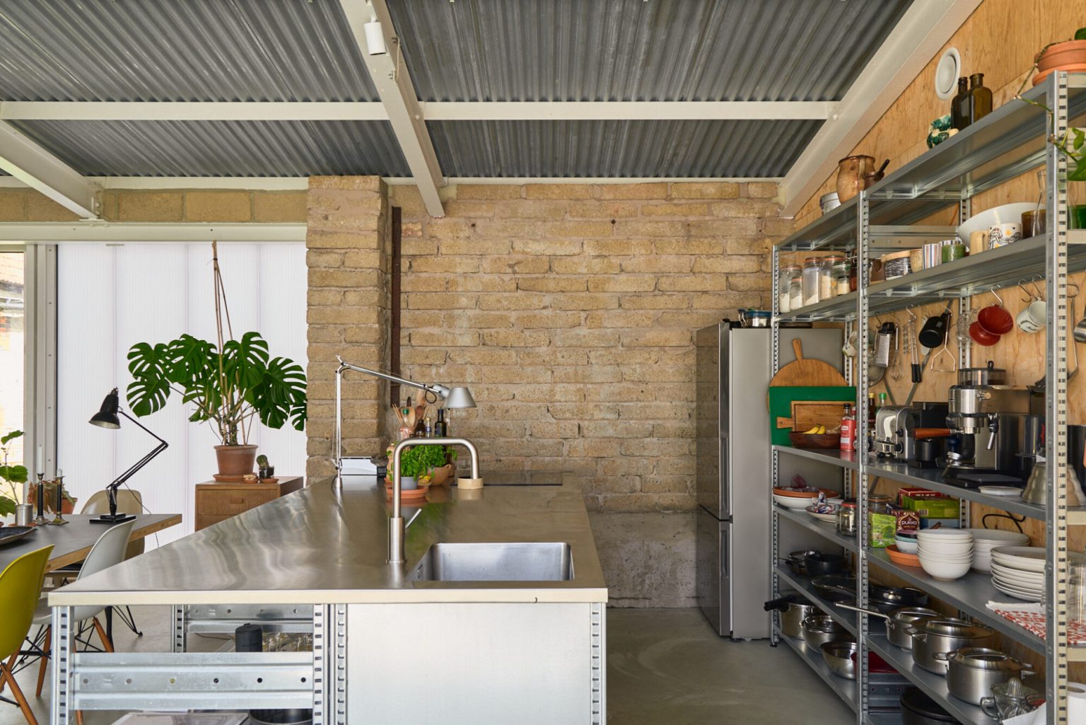 salle à manger et cuisine décoration vintage grange rénovée en maison architecte The Old Byre Ile de Wight