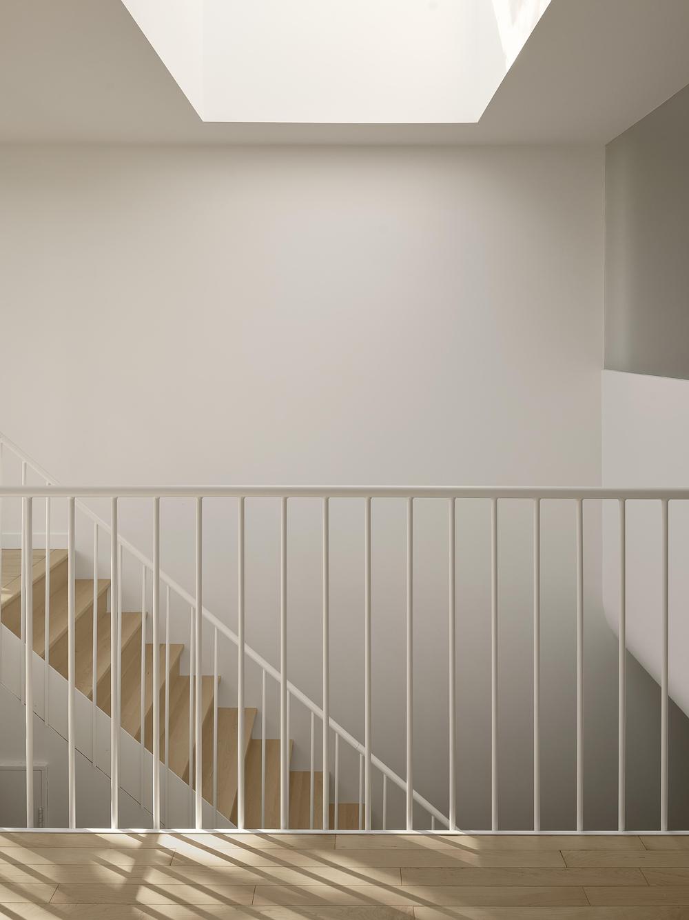 escalier métal blanc et bois avec puits de lumière escalier métal blanc et bois avec puits de lumière