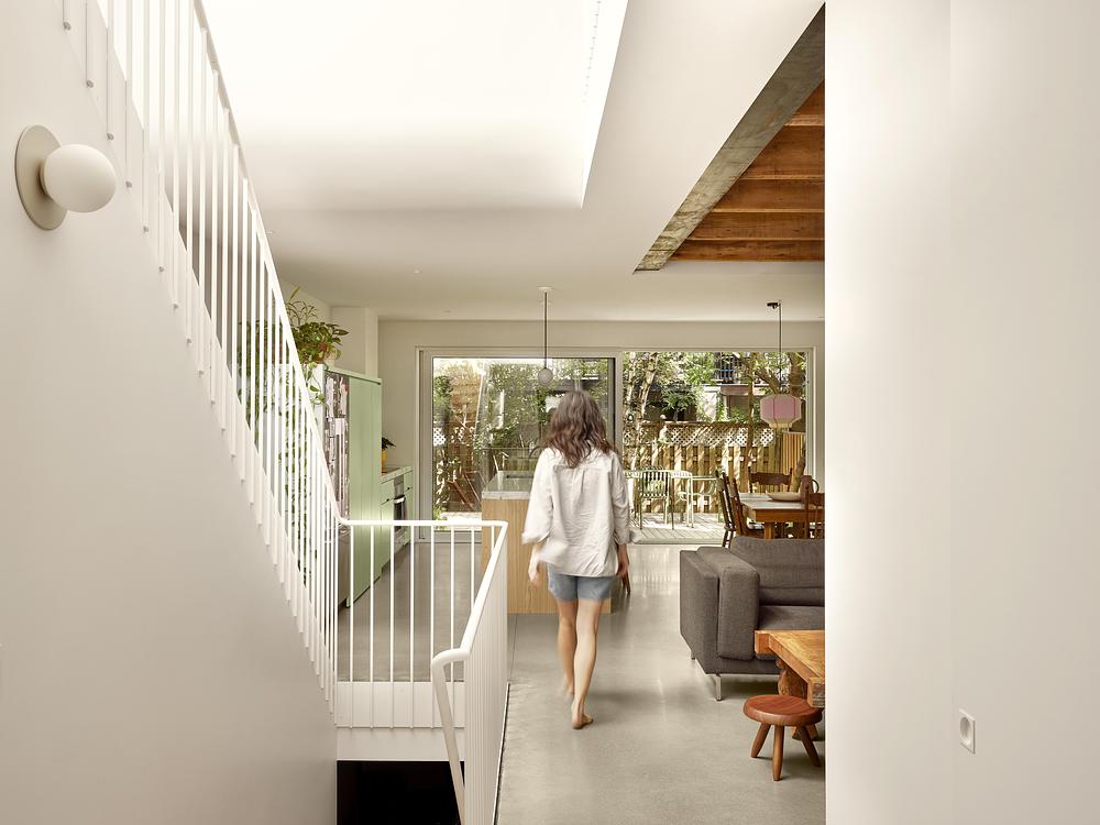 salon avec escalier central et cuisine verte et bois décoration contemporaine salon avec escalier central et cuisine verte et bois décoration contemporaine