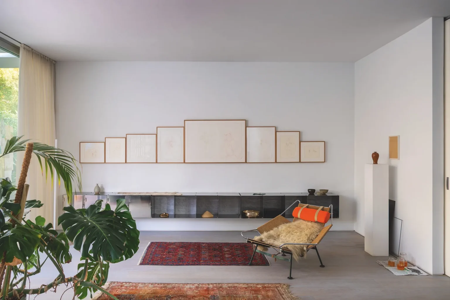 salon avec cheminée minimaliste décoration contemporaine maison Chypre