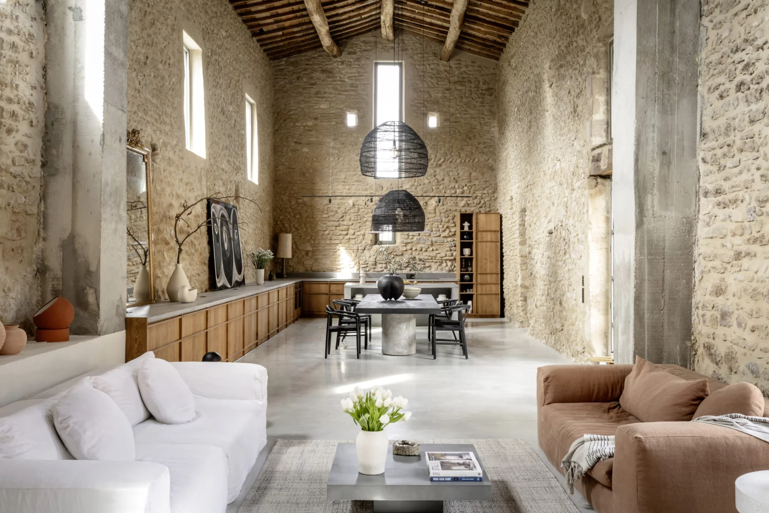 salon et cuisine double hauteur avec poutres et murs de pierres maison Provence décoration contemporaine salon et cuisine double hauteur avec poutres et murs de pierres maison Provence décoration contemporaine