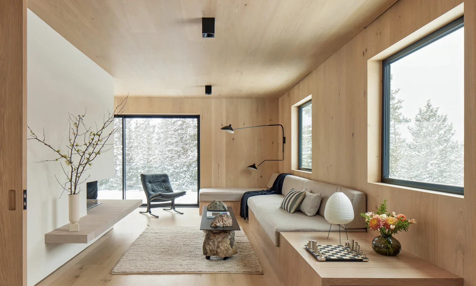 salon décoration design maison en bois avec grandes baies vitrées