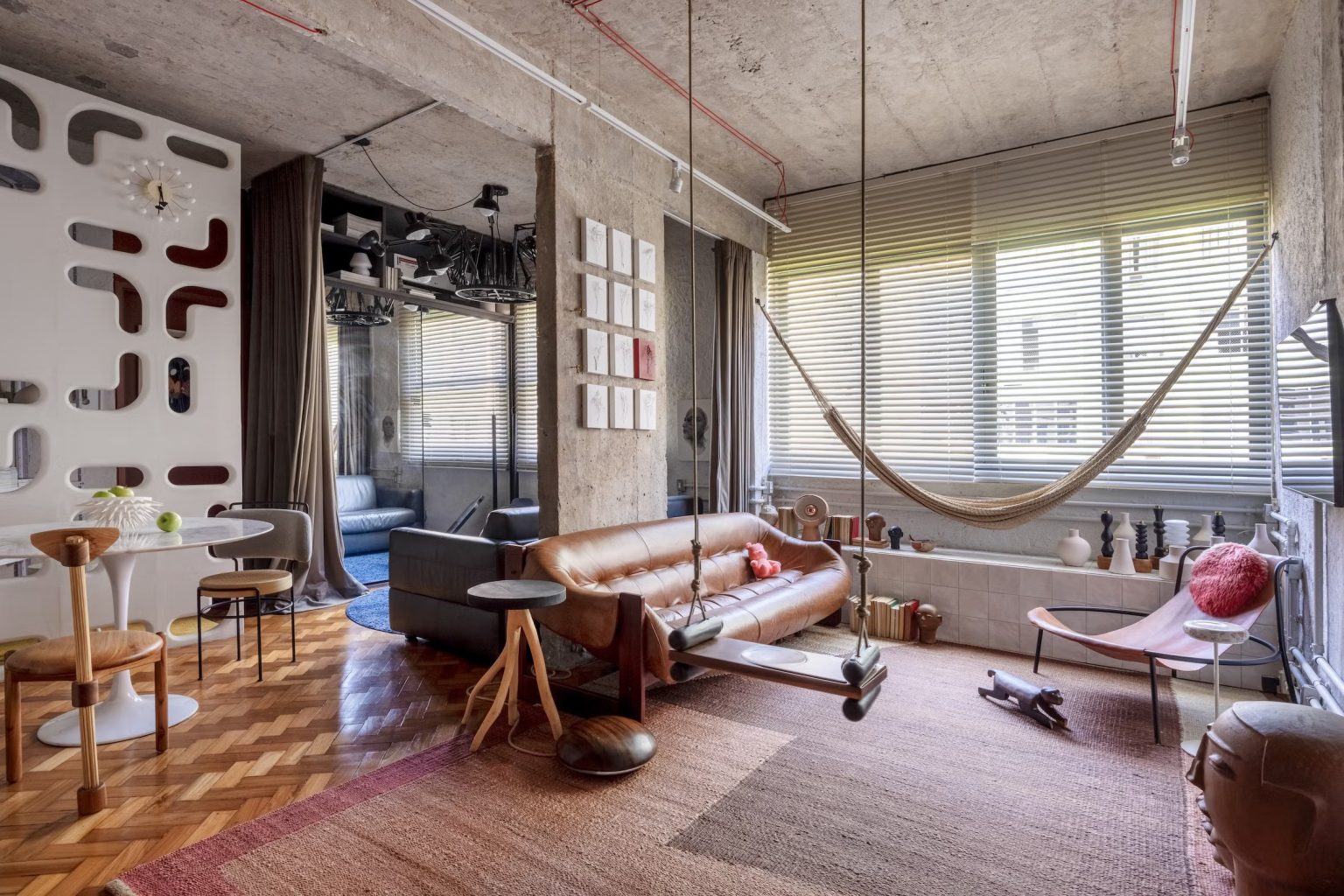 salon décoration contemporaine et vintage deux-pièces 45m2 murs béton façon mini loft