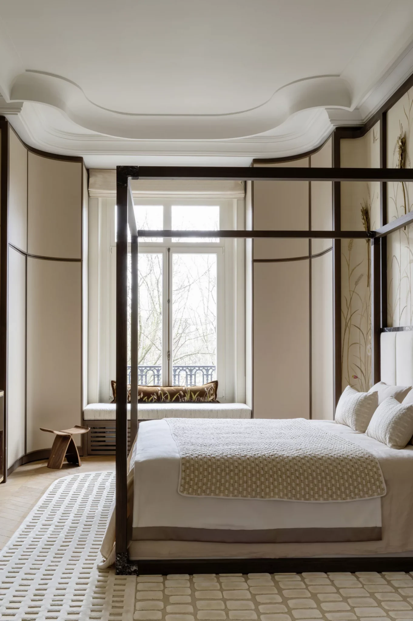 chambre avec lit à baldaquin appartement haussmannien Paris décoration contemporaine