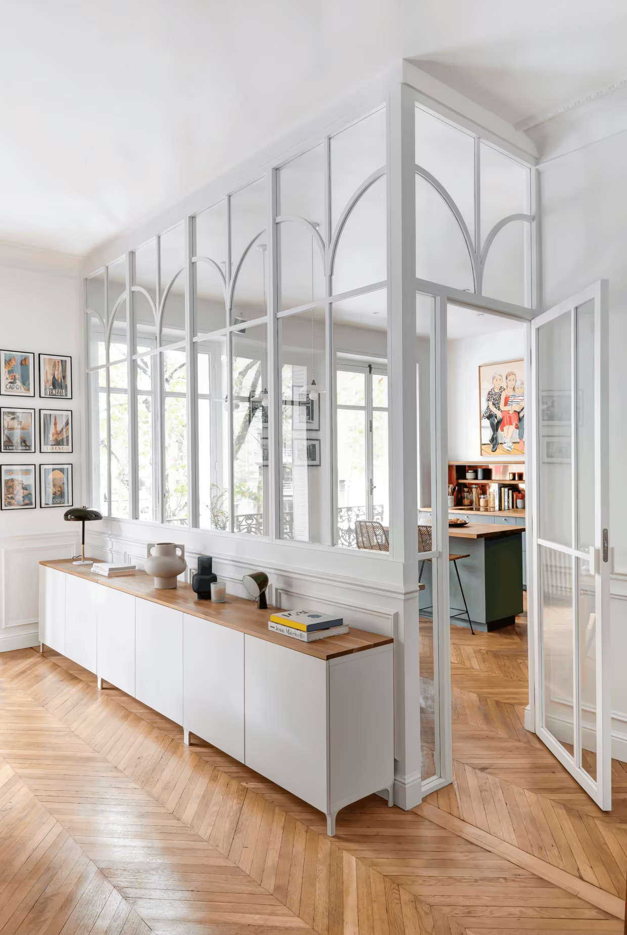 cuisine avec verrière blanche appartement haussmannien Paris décoration contemporaine