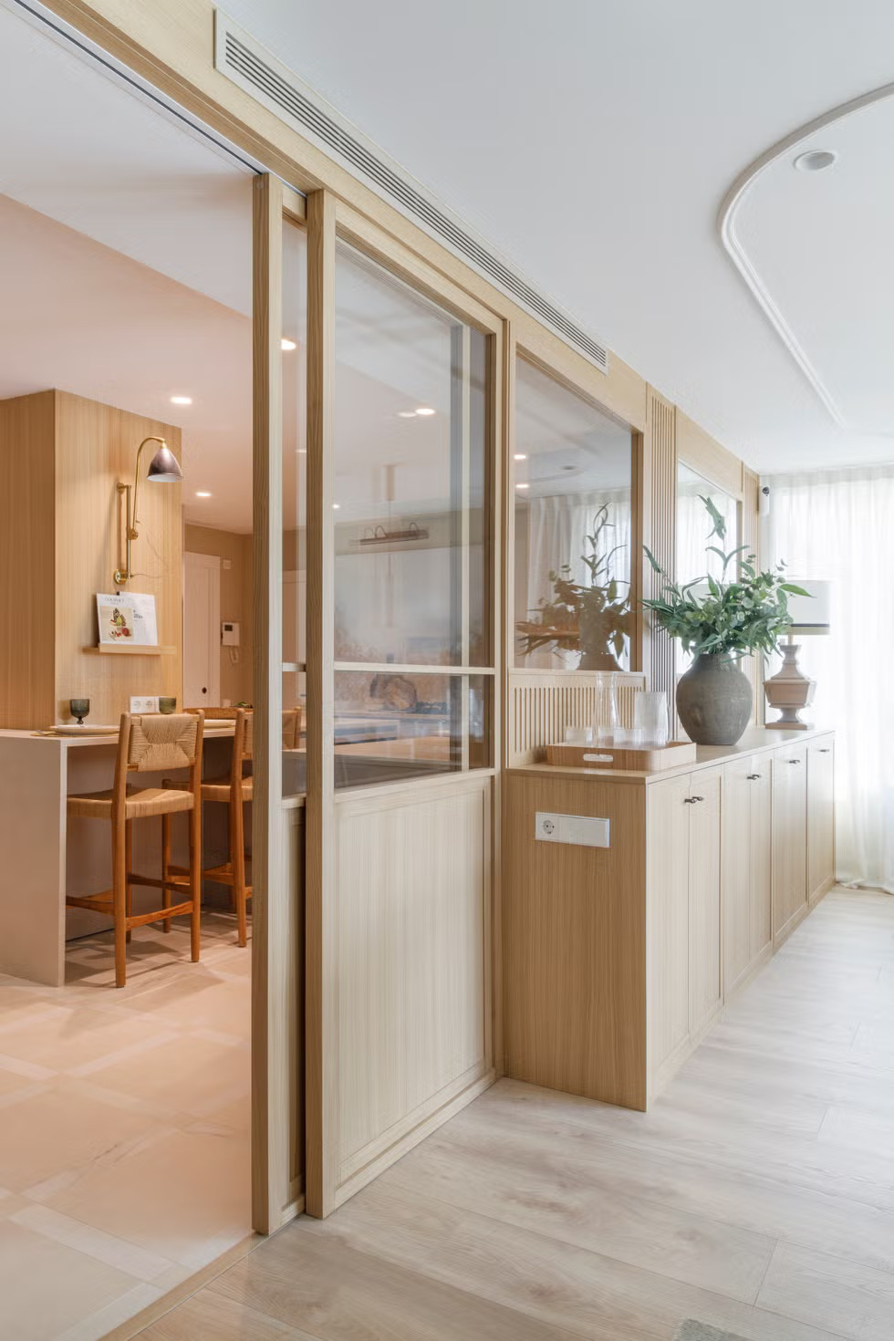salon avec porte verrière bois décoration contemporaine