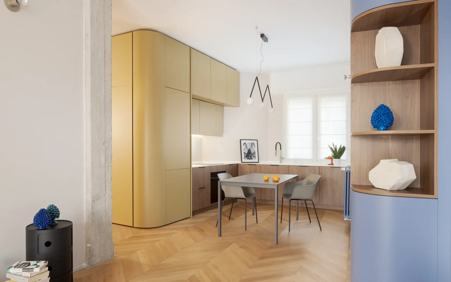 salle à manger et cuisine décoration design colorée appartement Milan