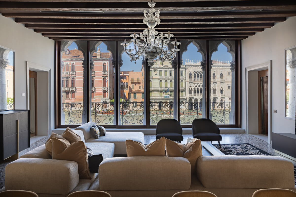 salon décoration contemporaine avec poutres vue Grand Canal Venise