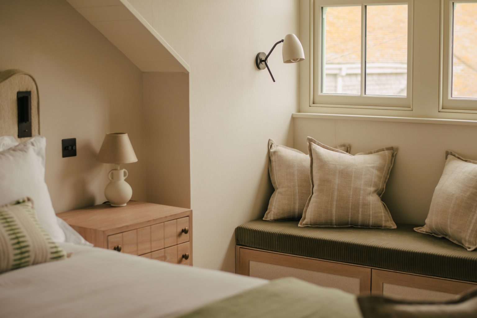 chambre mansardée décoration contemporaine beige et verte