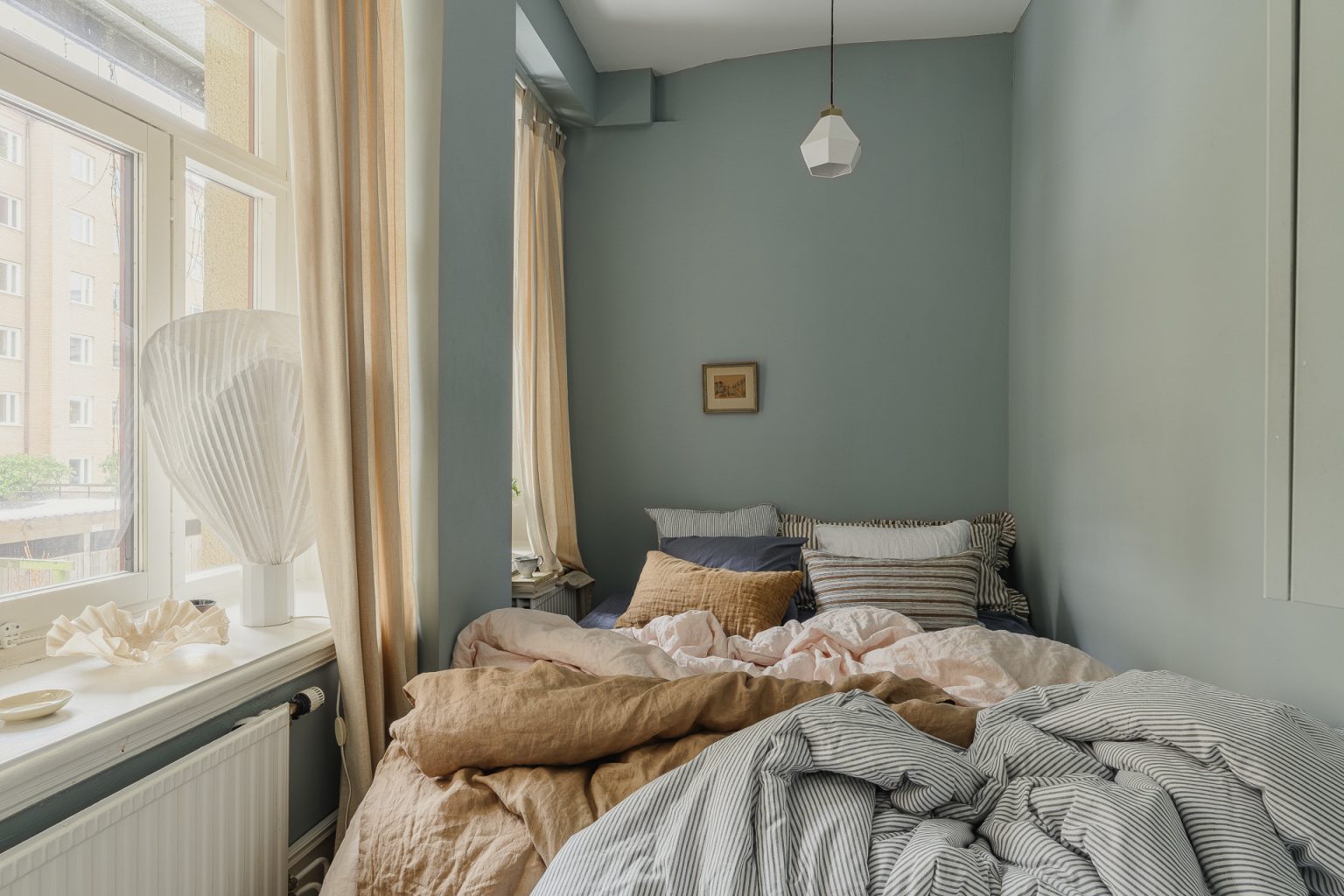petite chambre mur bleu deux-pièces 52m2 décoration scandinave