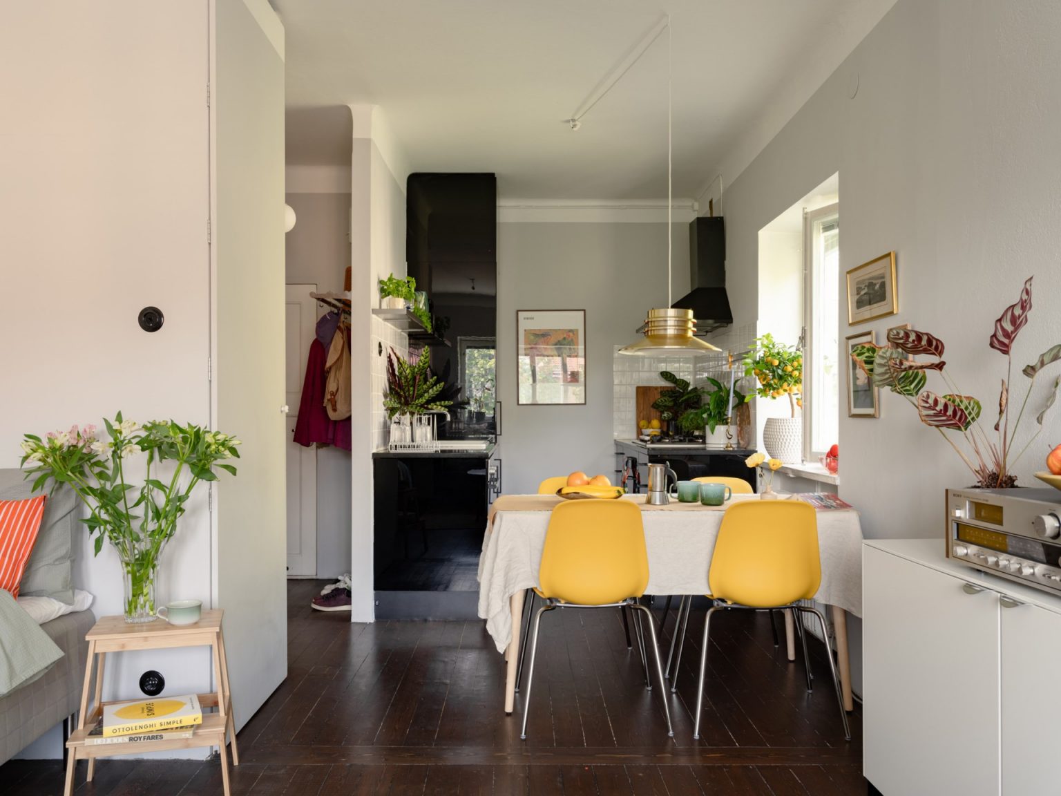 cuisine ouverte et espace chambre studio 29m2 décoration vintage