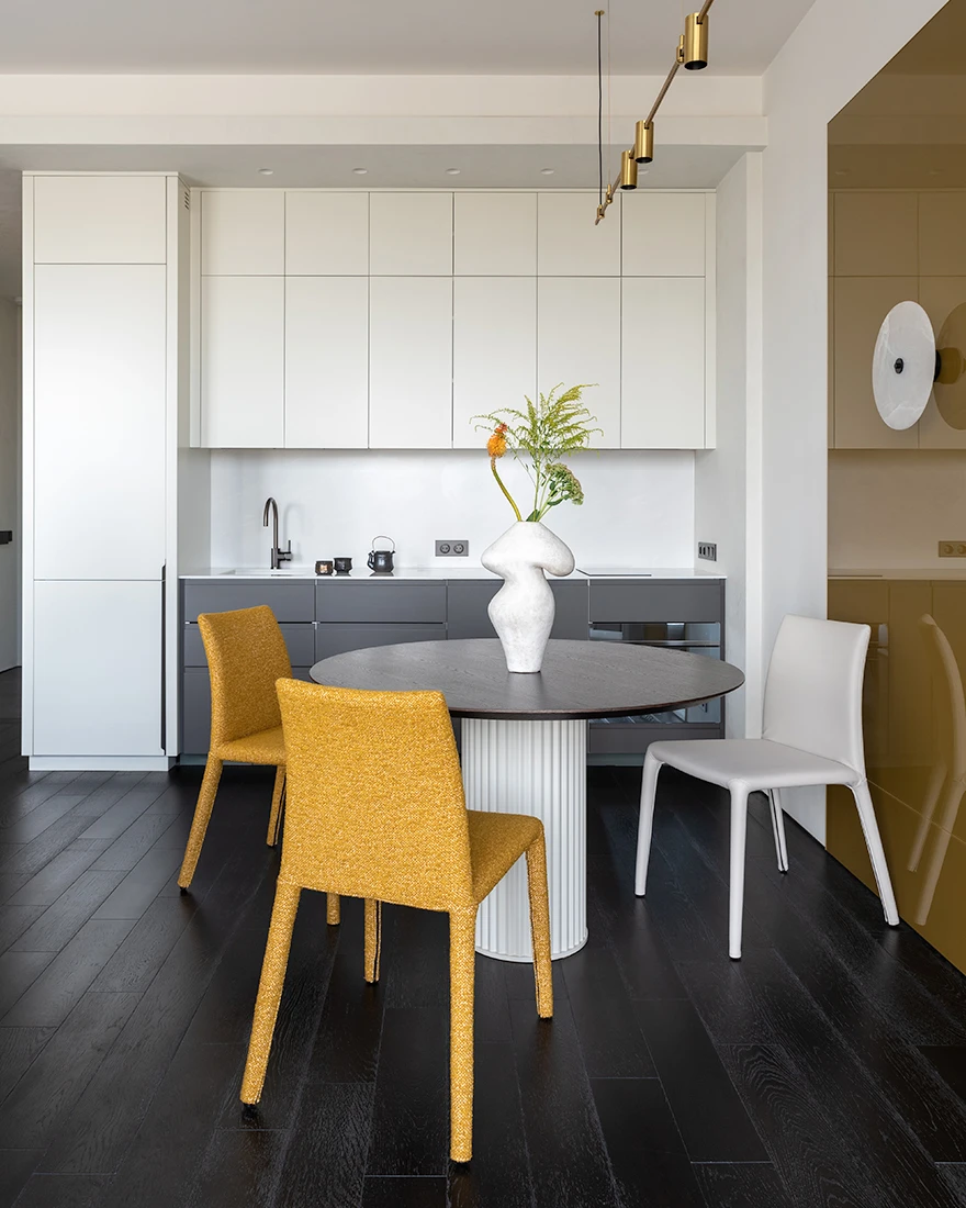 cuisine et salle à manger studio 45m2 décoration design grise et jaune moutarde