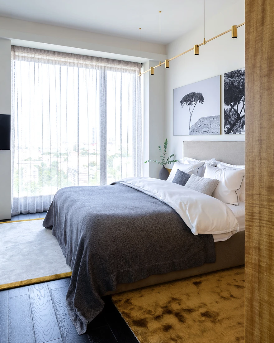 espace chambre studio 45m2 décoration design grise et jaune moutarde