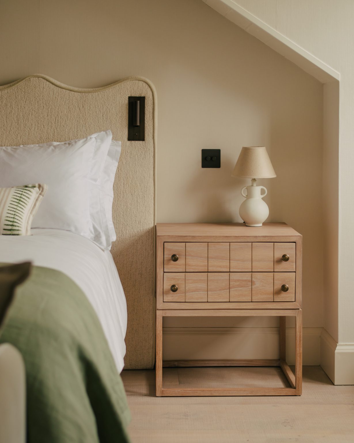 chambre mansardée décoration contemporaine beige et verte