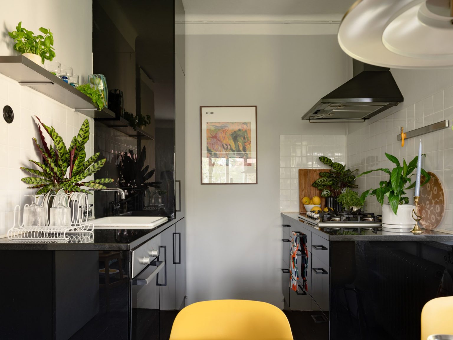 cuisine ouverte noire et salle à manger studio 29m2 décoration vintage