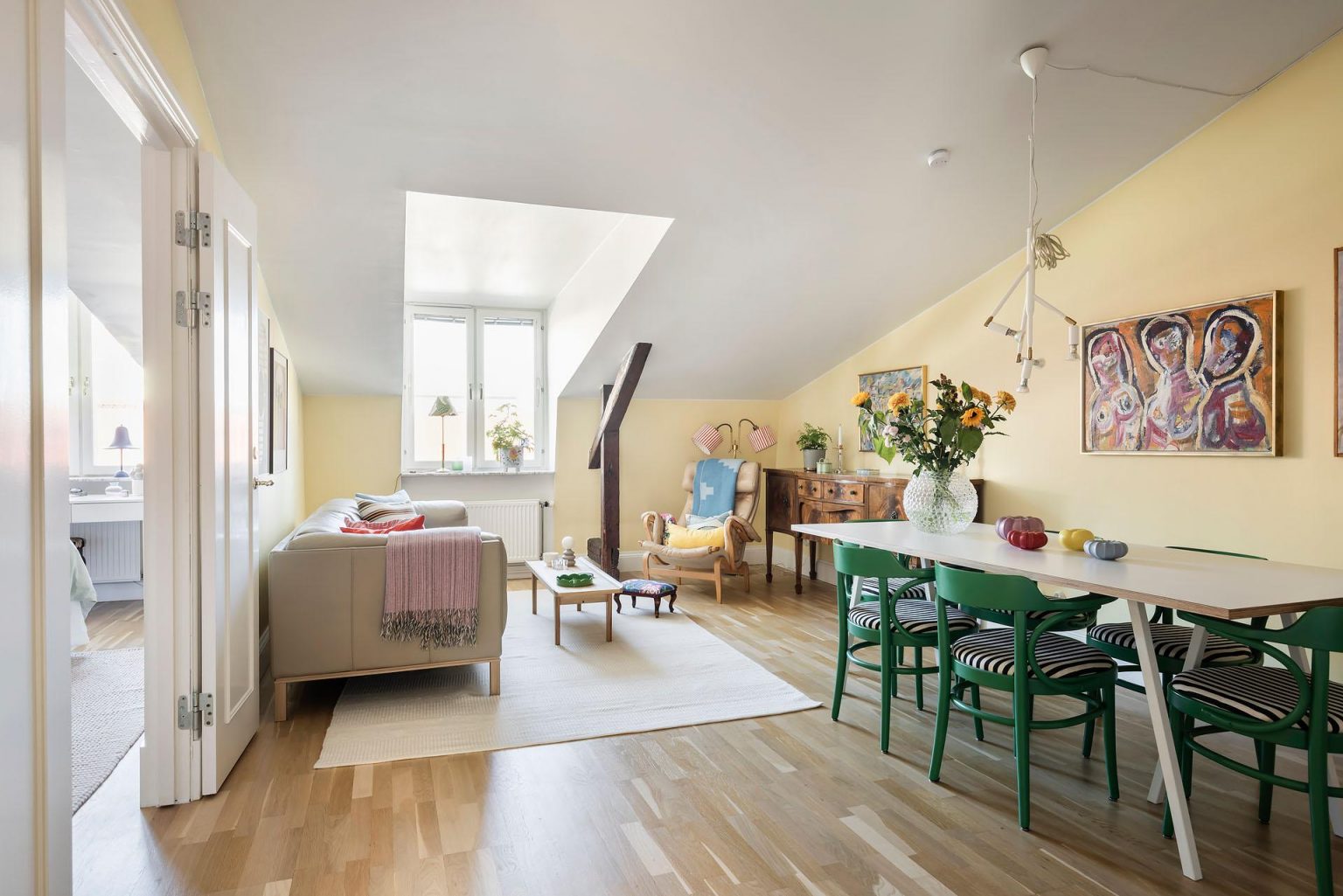 salon décoration scandinave et colorée appartement mansardé 71m2