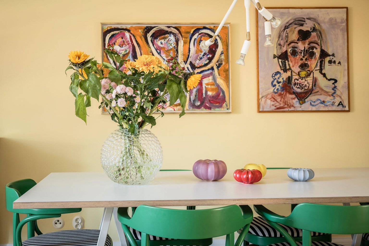 salle à manger décoration scandinave et colorée appartement mansardé 71m2