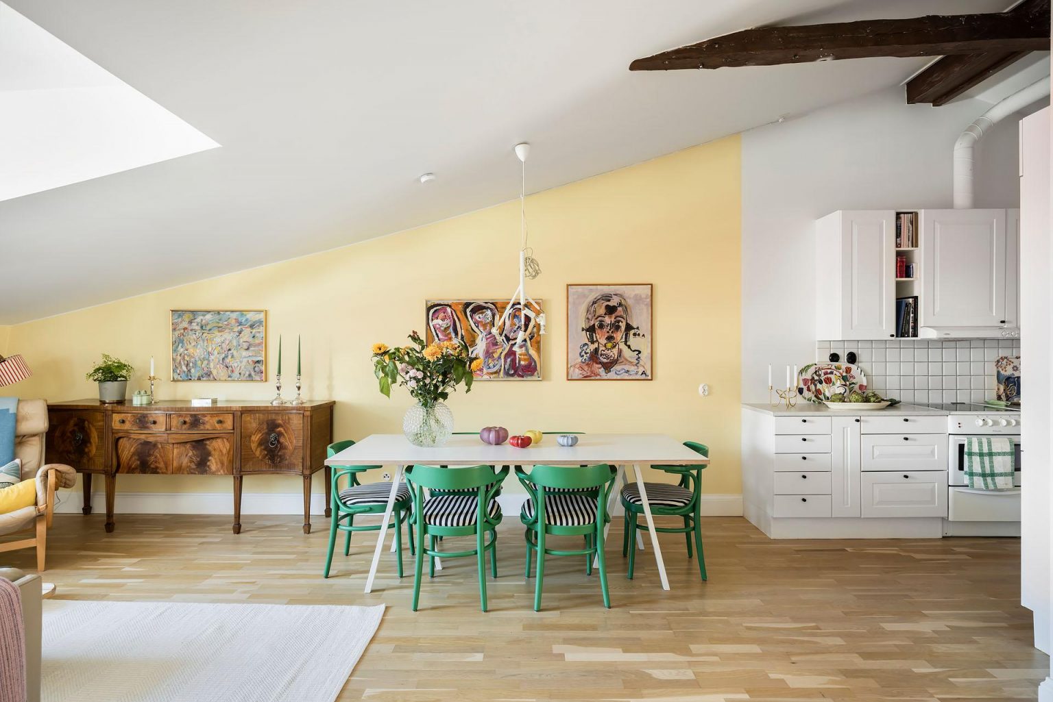 salon décoration scandinave et colorée appartement mansardé 71m2