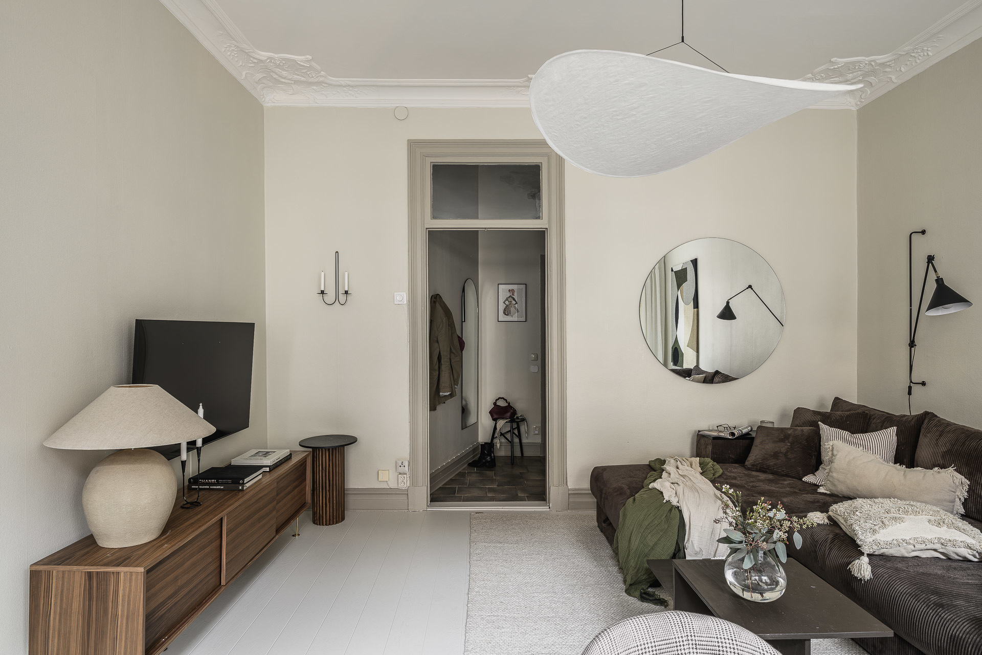 salon avec moulures décoration scandinave appartement 72m2 ancien
