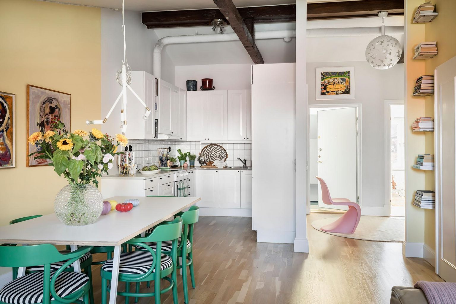 salle à manger et cuisine décoration scandinave et colorée appartement mansardé 71m2