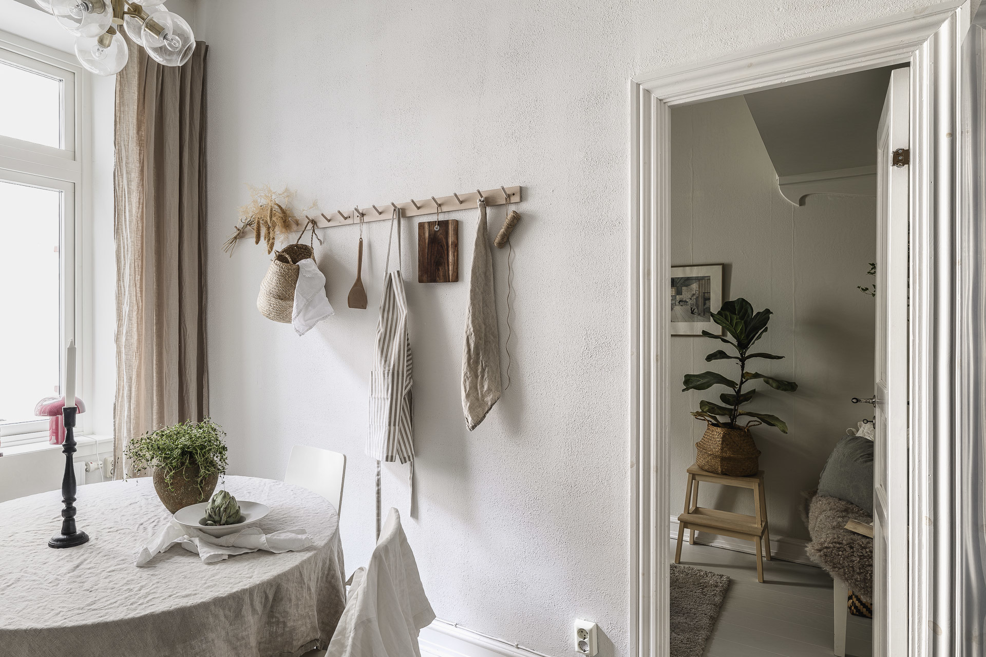 cuisine shaker beige avec espace repas décoration scandinave appartement 72m2 ancien