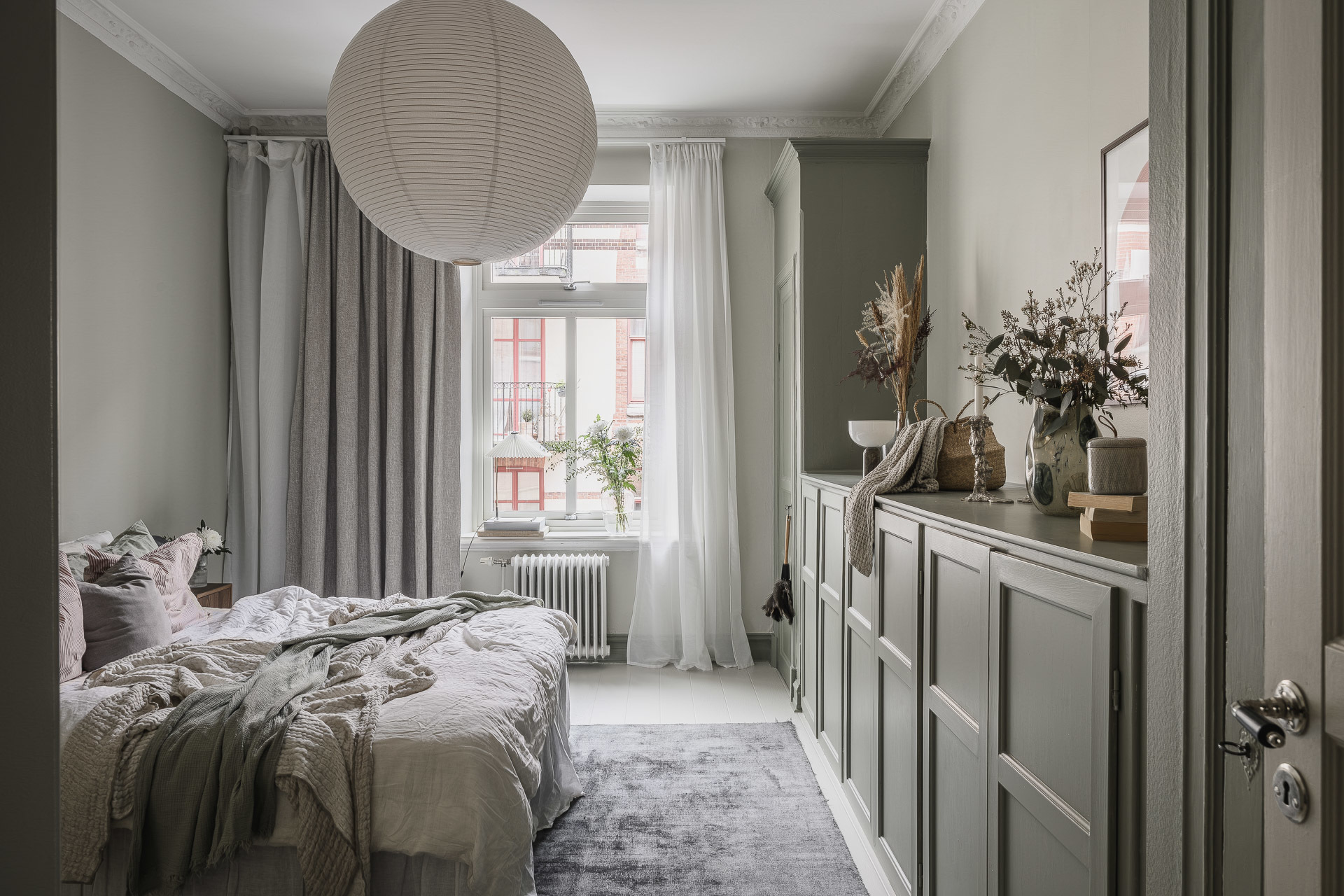 chambre beige et vert sauge décoration scandinave appartement 72m2 ancien