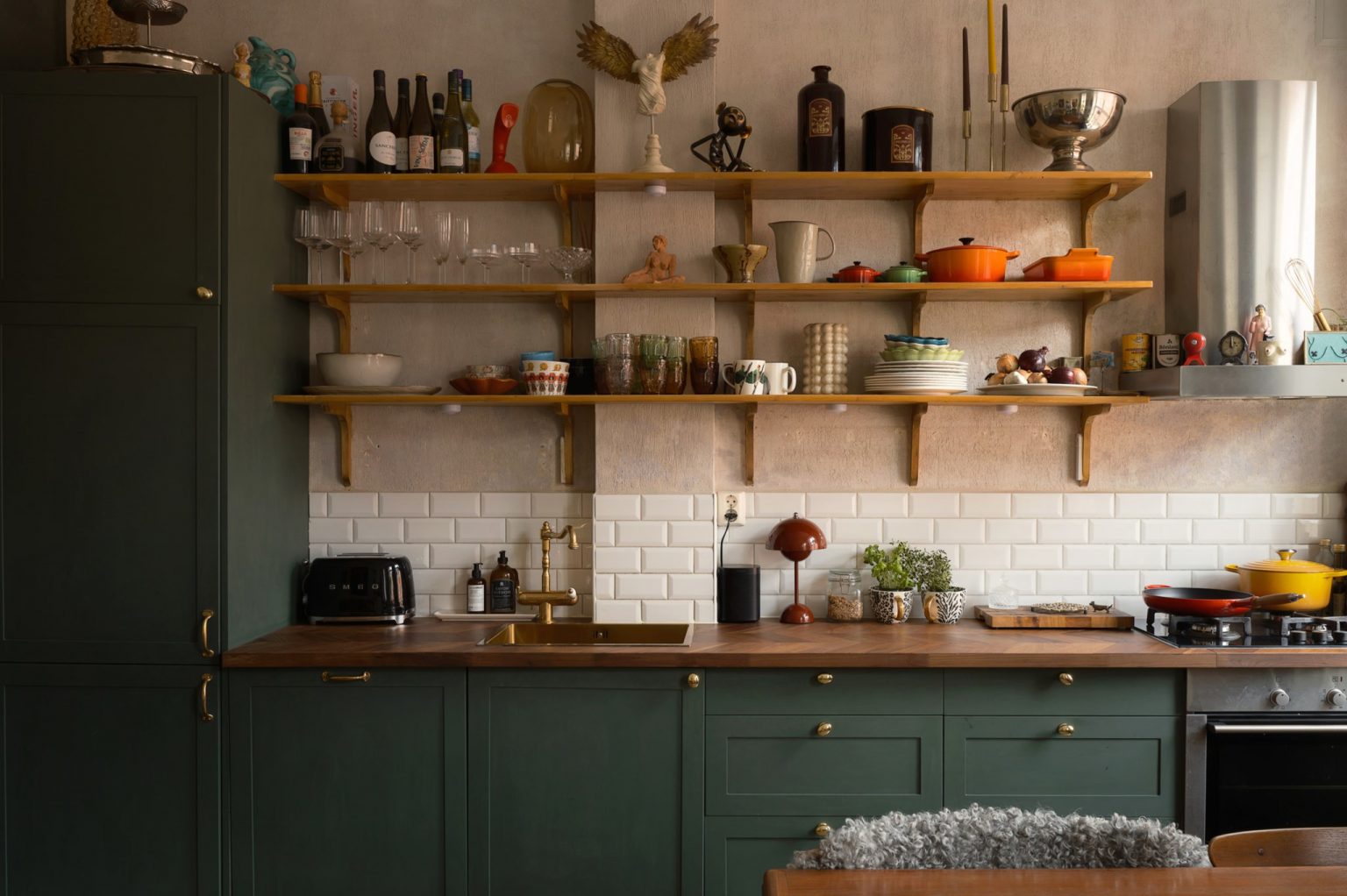 cuisine ouverte verte décoration vintage appartement ancien 51m2 Suède