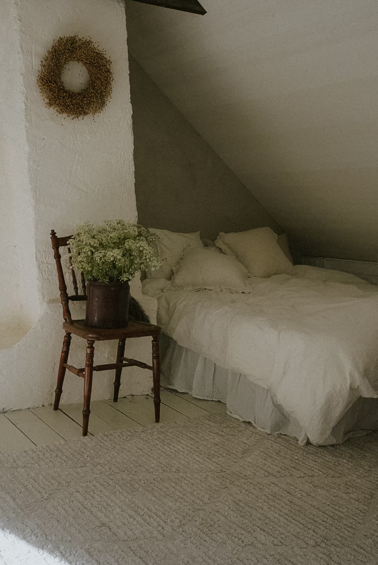 chambre mansardée maison rustique décoration scandinave