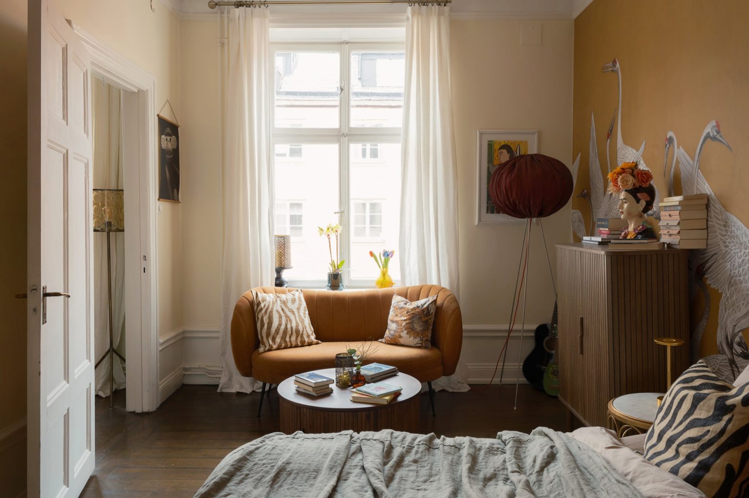 chambre décoration vintage appartement ancien 51m2 Suède papier-peint jaune grues