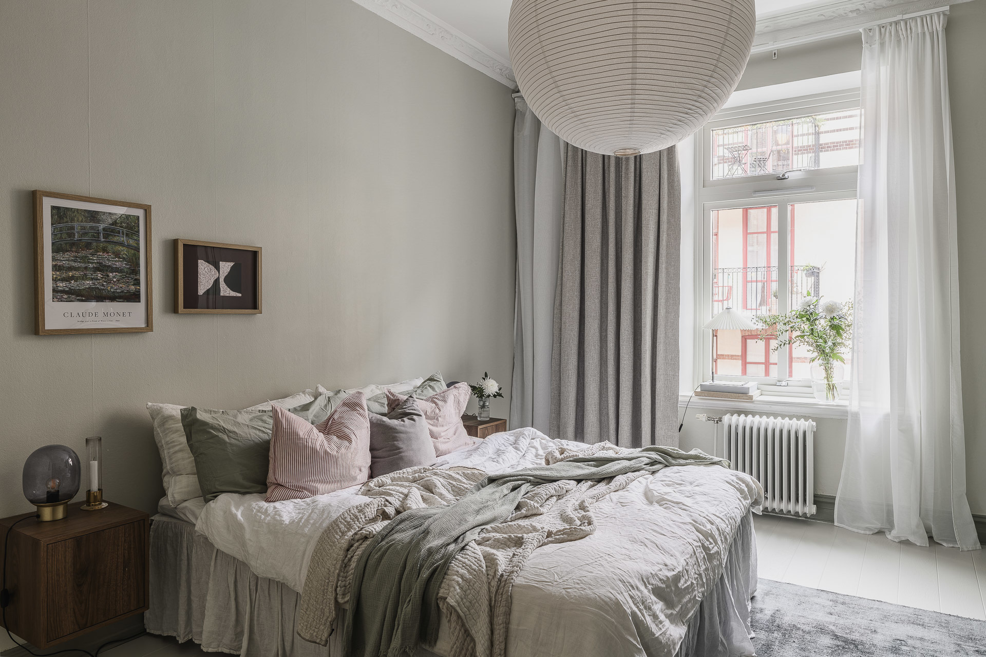 chambre beige et vert sauge décoration scandinave appartement 72m2 ancien