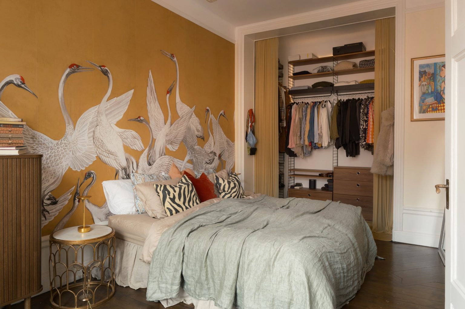 chambre décoration vintage appartement ancien 51m2 Suède papier-peint jaune grues