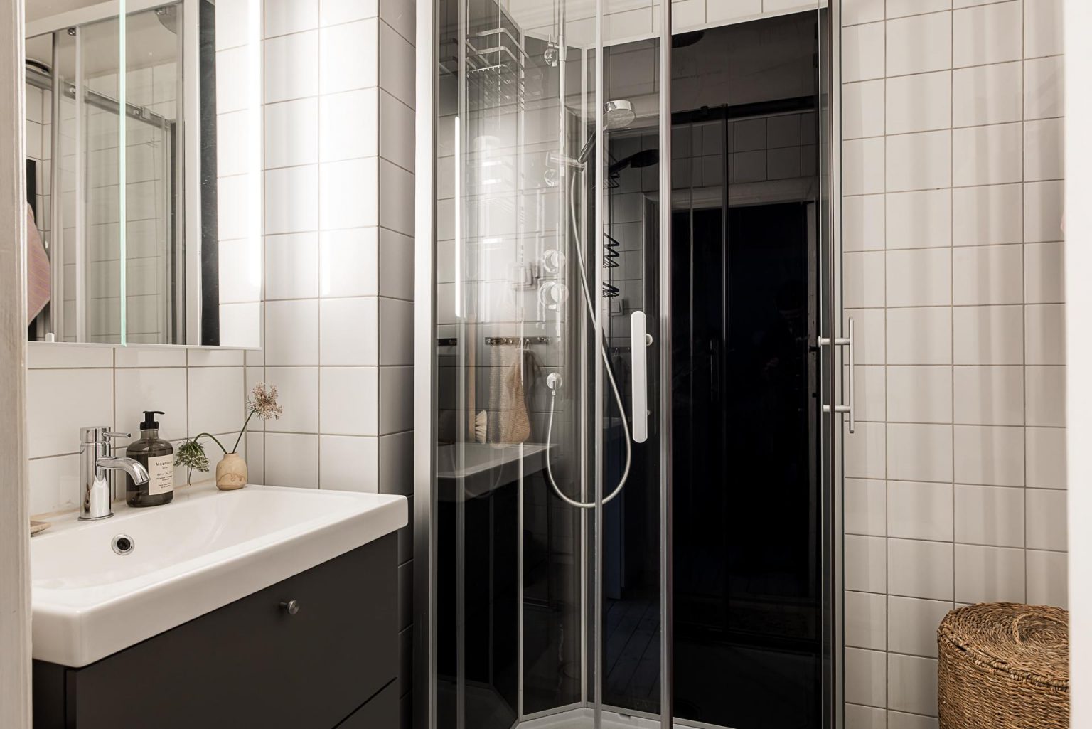 salle de bain design noire et blanche