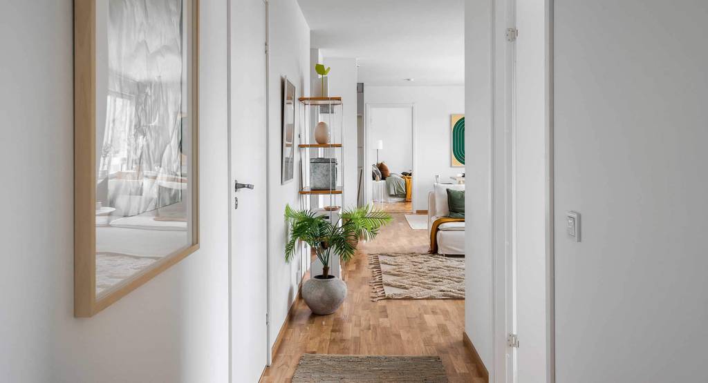 entrée sur salon décoration scandinave avec éléments décoratifs verts et jaunes entrée sur salon décoration scandinave avec éléments décoratifs verts et jaunes
