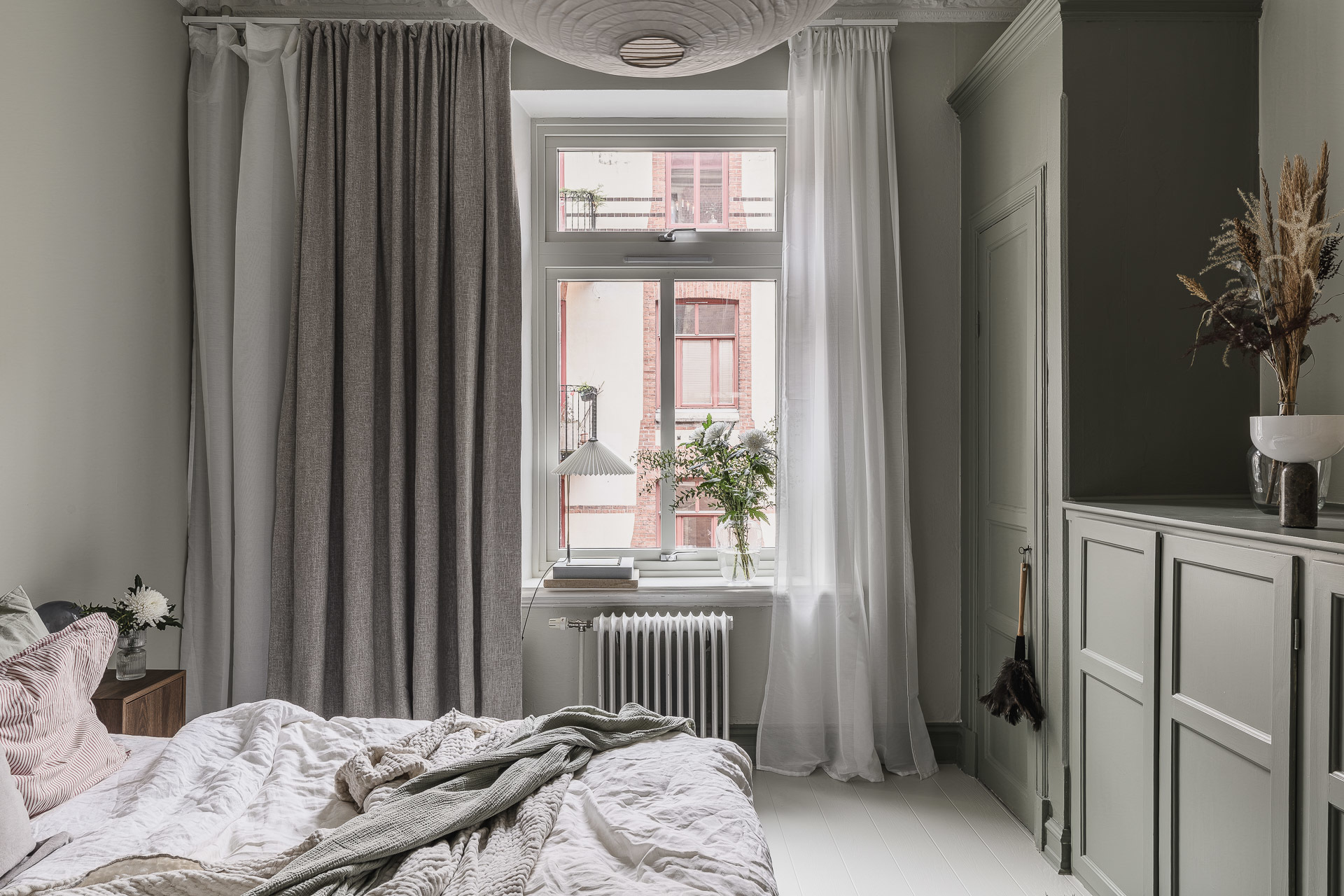 chambre beige et vert sauge décoration scandinave appartement 72m2 ancien