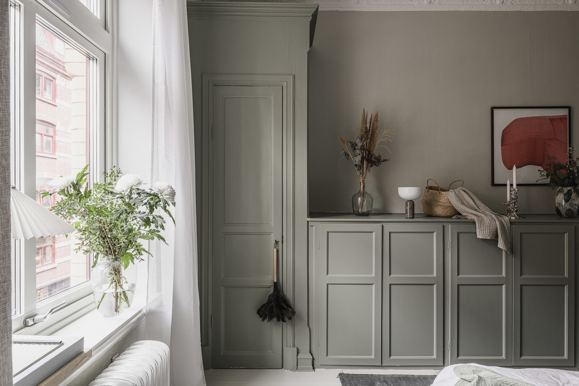 chambre beige et vert sauge décoration scandinave appartement 72m2 ancien